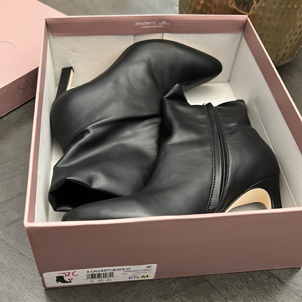 Franco Sarto A-Calliebty Booties - Picture 2 of 9
